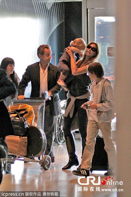 Саркози с женой и дочкой появились в аэропорту Майами (3)