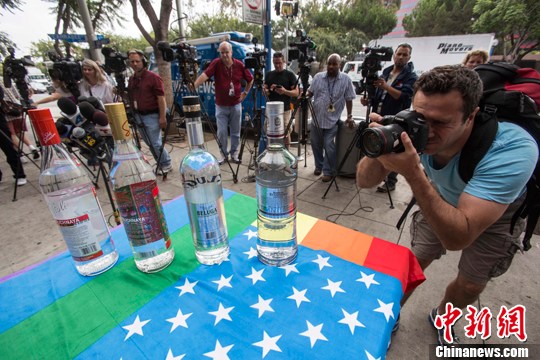 Участники демонстрации в Лос-Анджелесе выливали на тротуар водку российского производства (3)