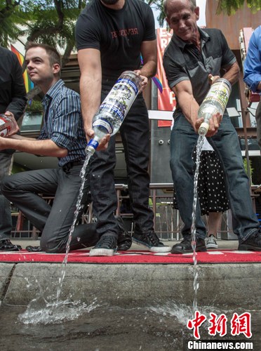 Участники демонстрации в Лос-Анджелесе выливали на тротуар водку российского производства (2)