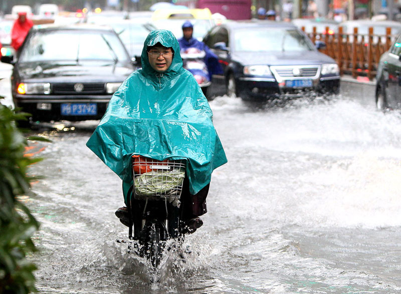 Сильный ливень привел к затоплению старых районов в Шанхае (4)
