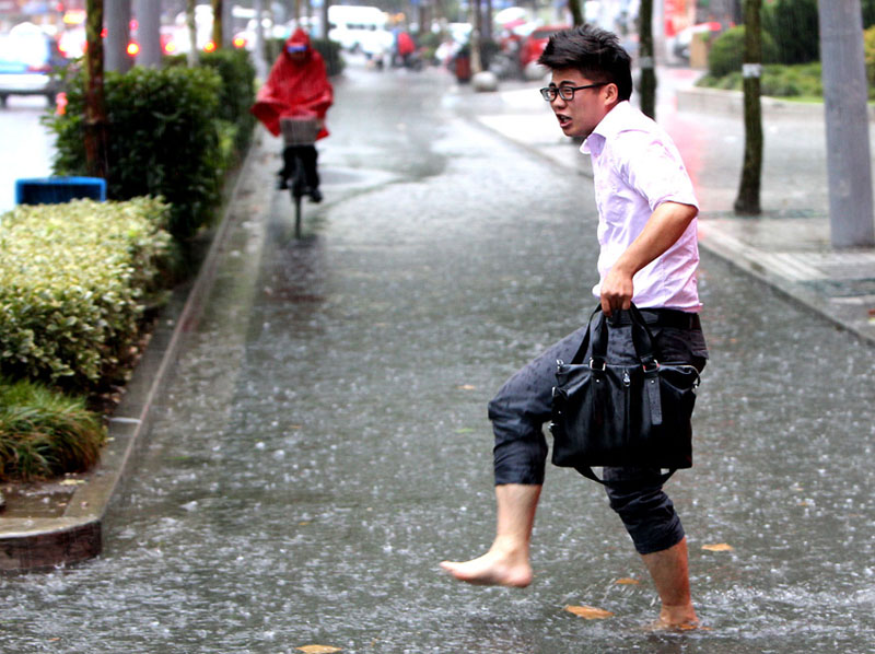 Сильный ливень привел к затоплению старых районов в Шанхае (2)
