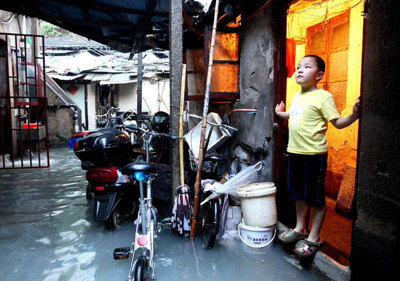 Сильный ливень привел к затоплению старых районов в Шанхае (7)