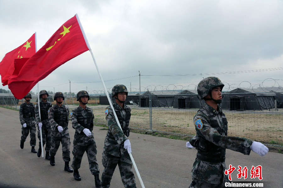 Состоялась церемония начала китайско-российских совместных антитеррористических учений "Мирная миссия--2013" (9)