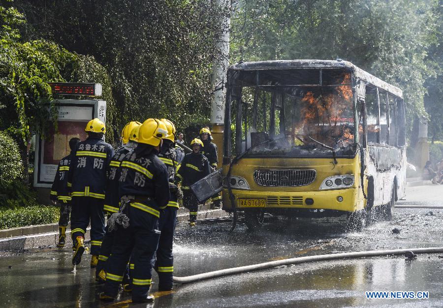 В результате возгорания автобуса в Урумчи погиб один человек, шестеро получили ранения