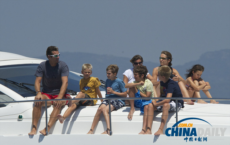 6 августа 2011 года, Пальма-де-Майорка, Испания. Члены испанской королевской семьи отдыхают, выходя на морскую прогулку.