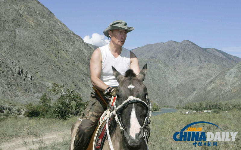 15 августа 2007 года, Россия. Путин ездит на лошади во время отпуска.