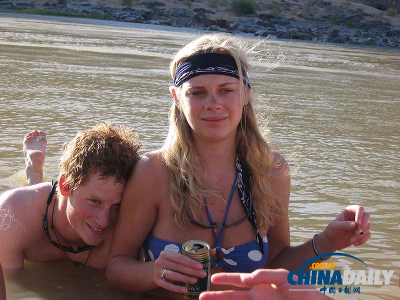 Южная Африка, принц Гарри и его девушка Челси Дейви отдыхают в воде.