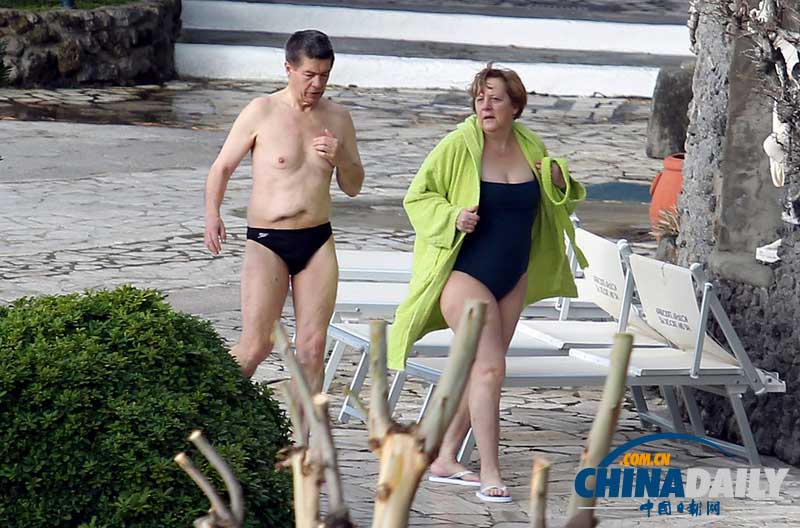 31 марта 2013 года, на итальянском острове Искья канцлер Германии Ангела Меркель вместе с супругом в купальных костюмах идут в гостиничный бассейн.
