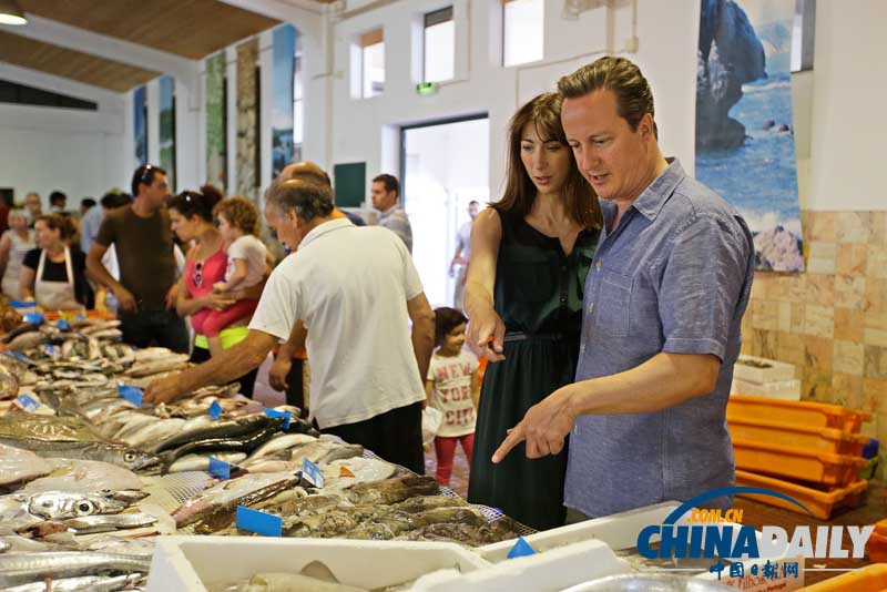 26 июля 2013 года на юго-западном побережье Португалии премьер-министр Великобритании Дэвид Кэмерон с женой Самантой покупают кальмаров.