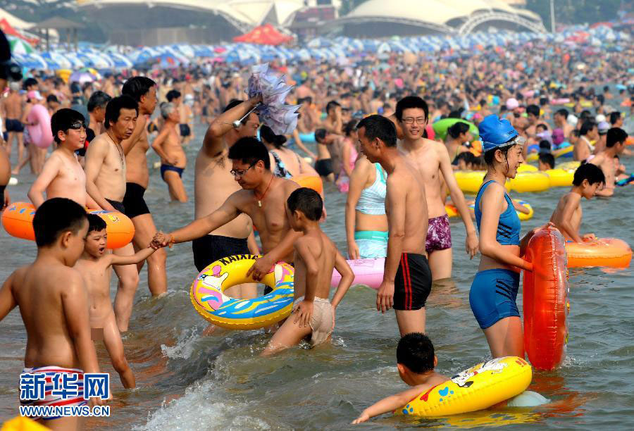 8 больших пляжей Циндао заполнили более чем 400 млн человек из-за продолжительной жары  (2)