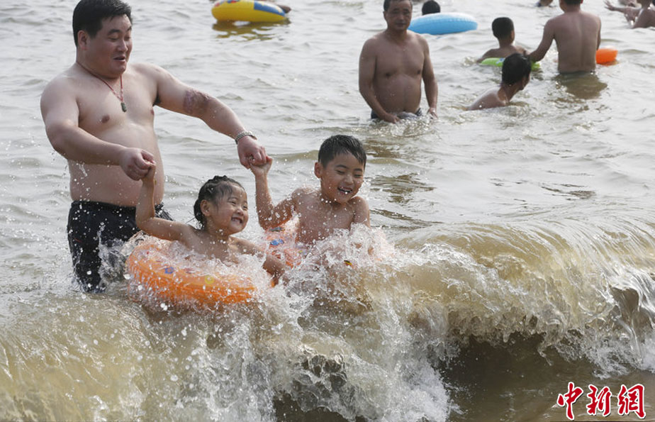 8 больших пляжей Циндао заполнили более чем 400 млн человек из-за продолжительной жары  (3)