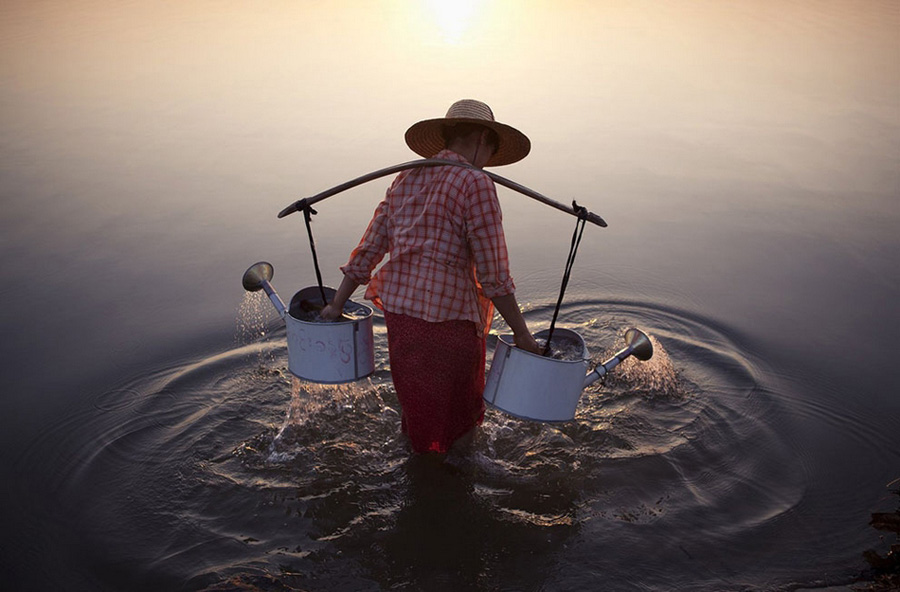 Отличная фотография: Крестьянка с ведром воды на плече. Фотограф: Марсело Сальвадор (Marcelo Salvador).