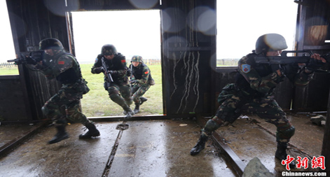 В военных учениях "Мирная миссия-2013" 8 августа на российском полигоне Чебаркуль была организована первая общая отработка практических действий войск. 