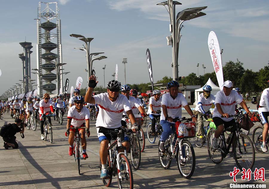 Тысячи велосипедистов объехали стадион "Птичье гнездо" в честь 5-ой годовщины Пекинской Олимпиады (5)