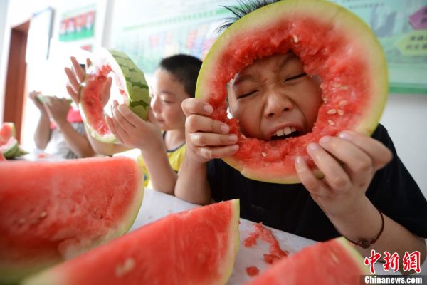 Дети в провинции Цзянсу провожают лето поеданием арбузов (2)