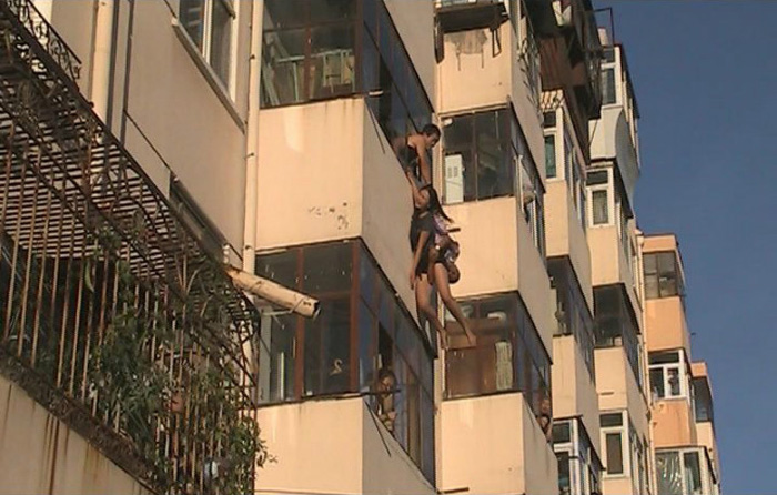 Девушку, выбросившуюся с 5 этажа, поймал мужчина на 4 этаже (3)