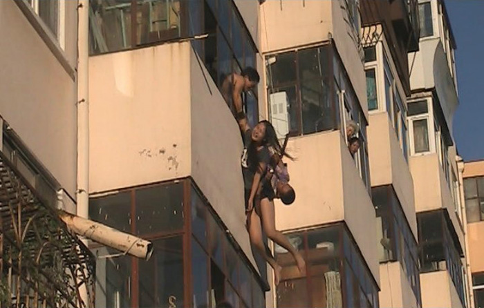Девушку, выбросившуюся с 5 этажа, поймал мужчина на 4 этаже