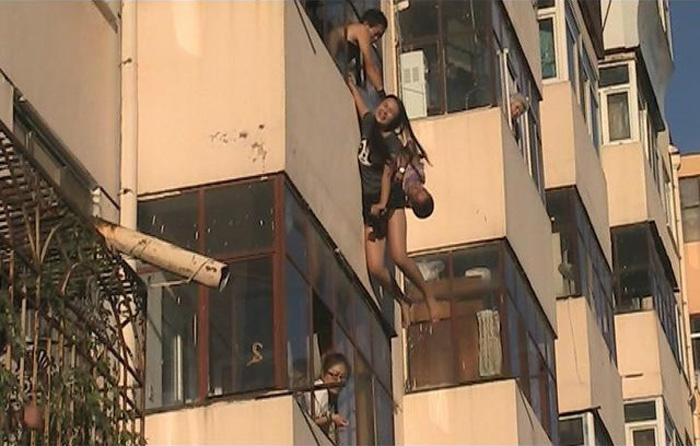Девушку, выбросившуюся с 5 этажа, поймал мужчина на 4 этаже (2)