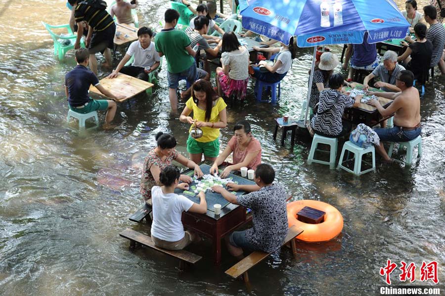 Красная тревога в городе Чунцин, жители играют в мацзян в воде