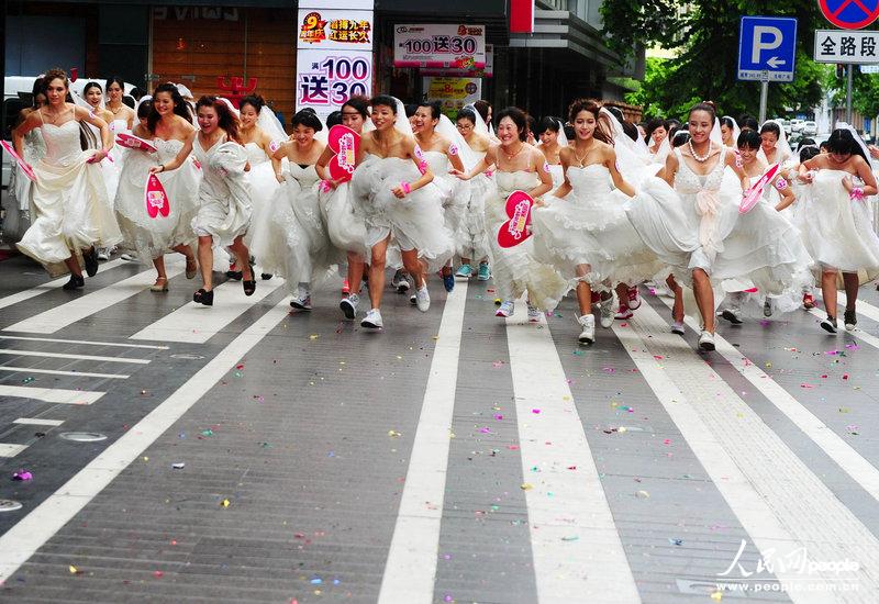 12 августа, накануне праздника Цисицзе, сто невест в свадебных платьях устроили забег в городе Гуанчжоу. Это на сегодняшний день крупнейшая по масштабу «Гонка невест».