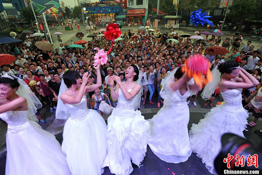 На днях красивые невесты, живущие в Пекине без собственных домов, вышли замуж в Happy Valley. Невесты бросают букеты цветов гостям.