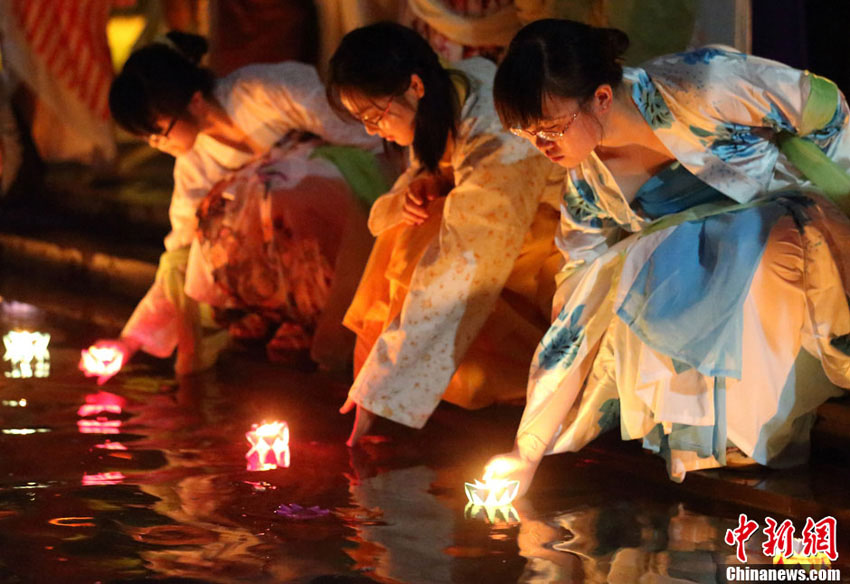 Вечером 11 августа девушки в традиционных китайских костюмах провели церемонию поклонения Чжинюй.