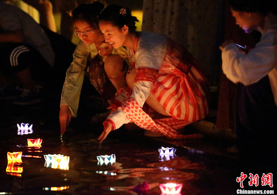 В преддверии праздника Циси в Нанкине девушки в национальных нарядах опустили в воду лотосовые фонари (4)