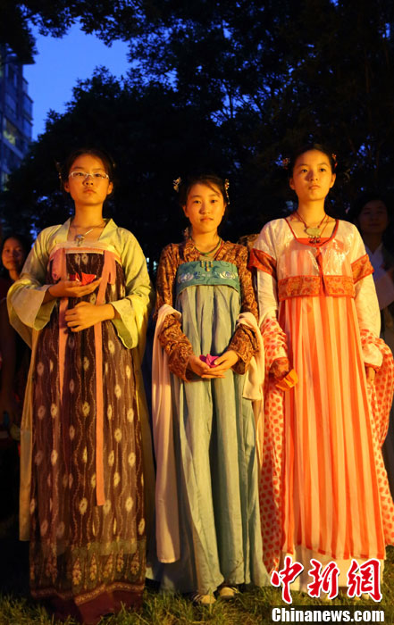 В преддверии праздника Циси в Нанкине девушки в национальных нарядах опустили в воду лотосовые фонари (5)