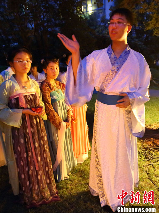 В преддверии праздника Циси в Нанкине девушки в национальных нарядах опустили в воду лотосовые фонари (6)