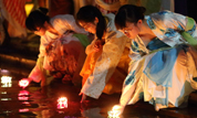 Девушки в национальных нарядах опустили в воду лотосовые фонари