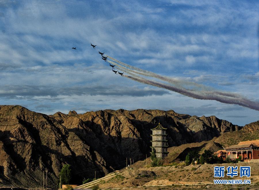 Пилотажная группа «Брайтлинг» совершила показательный полет над  заставой Цзяюйгуань (2)