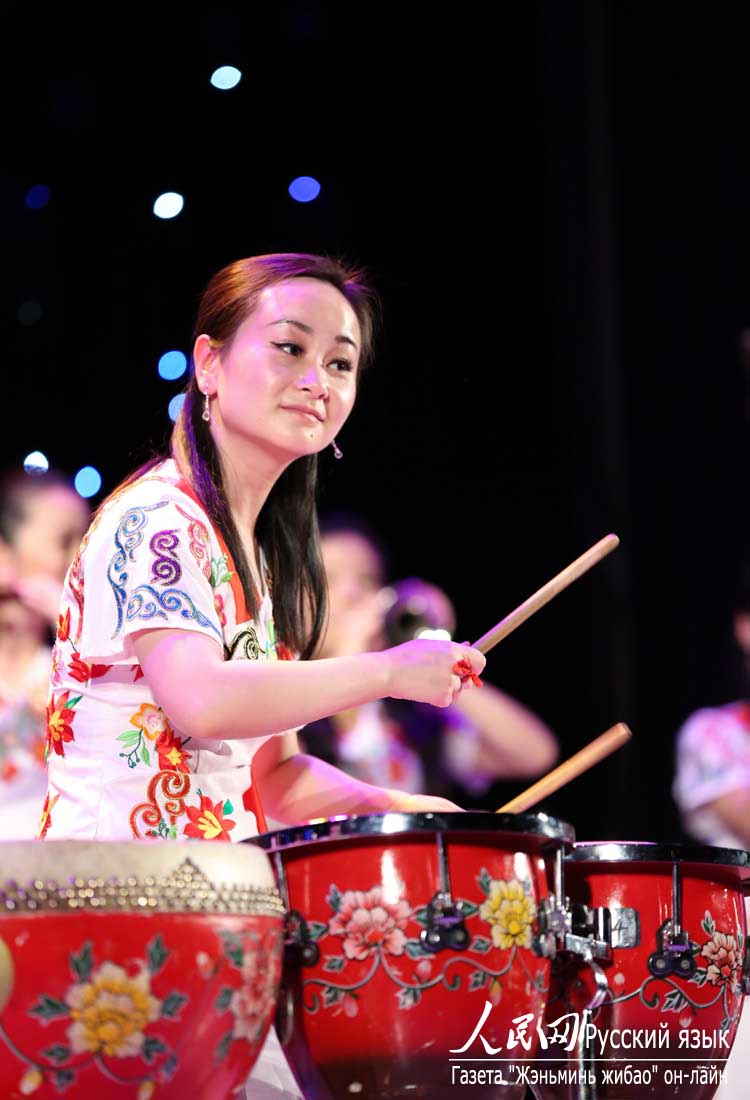 Почетный гость Фестиваля –народная музыкальная группа «Бабочки» из провинции Чжэцзян исполняет старинное китайское музыкальное произведение.