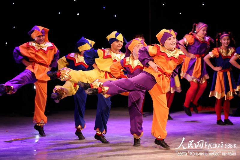 Образцовый коллектив эстрадно-спортиваного танца «Мозаика» г. Раменское исполняет танец «Скоморошина».