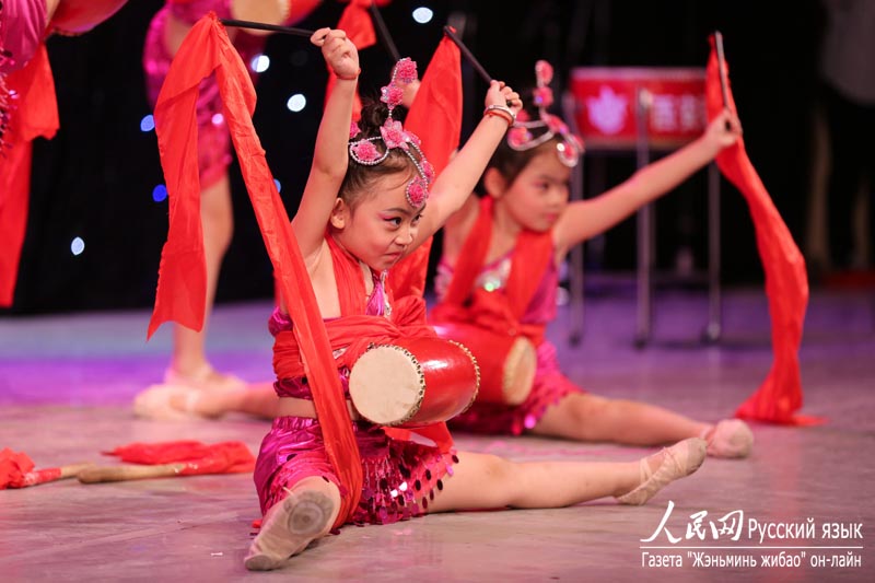 Ансамбль «Си Хан Сань Сяо»  город Сиъаня исполняет танец «Веселые дети с барабанами».