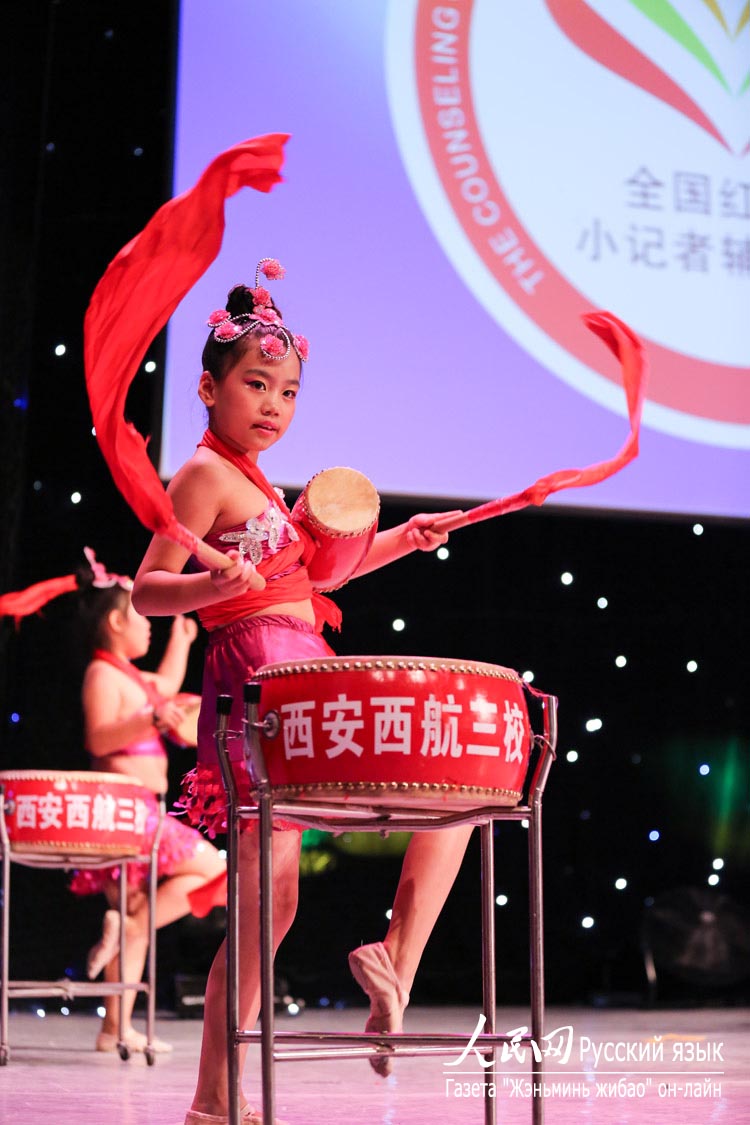 Ансамбль «Си Хан Сань Сяо»  город Сиъаня исполняет танец «Веселые дети с барабанами».