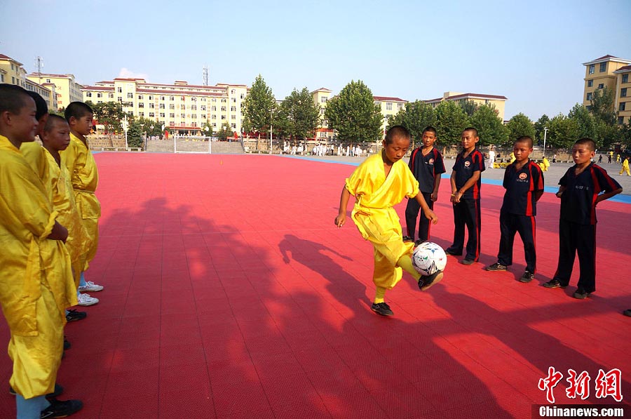 Шаолиньская футбольная команда: соединение гунфу и футбола (7)