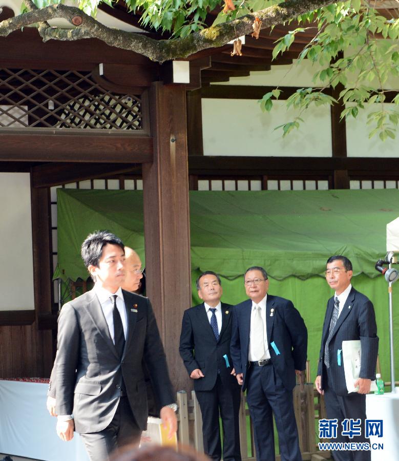 Часть японских политиков посетила храм Ясукуни (4)