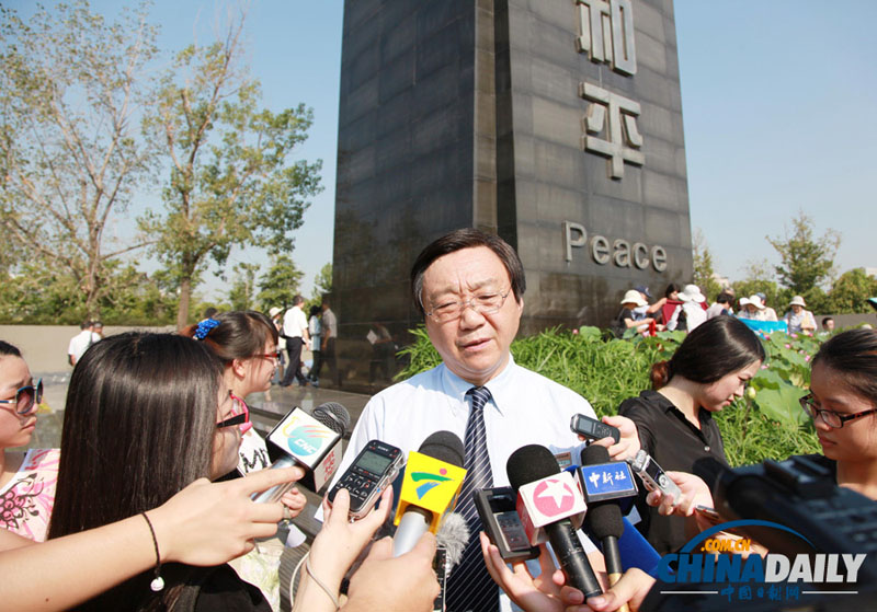 15 августа заведующий Музеем памяти жертв массовой резни в Нанкине Чжу Чэншань дал интервью прессе, почтил память погибших в Нанкинской резне.