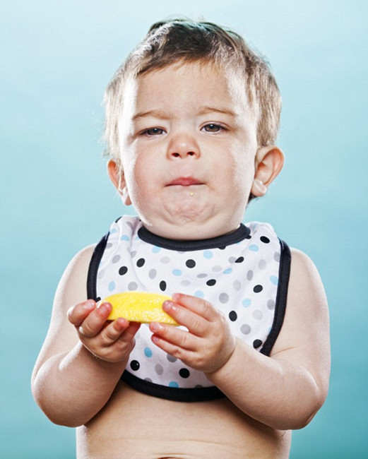 Дети впервые пробуют лимон (2)