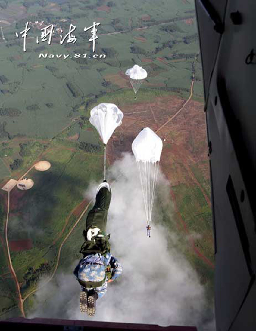 Военнослужащие морской пехоты КНР совершили прыжки с парашютом (3)