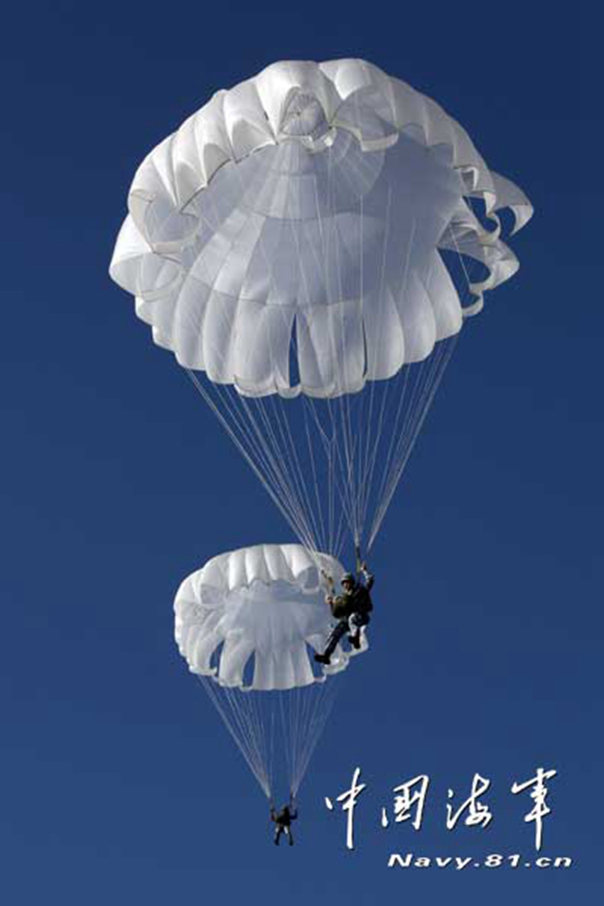 Военнослужащие морской пехоты КНР совершили прыжки с парашютом (5)