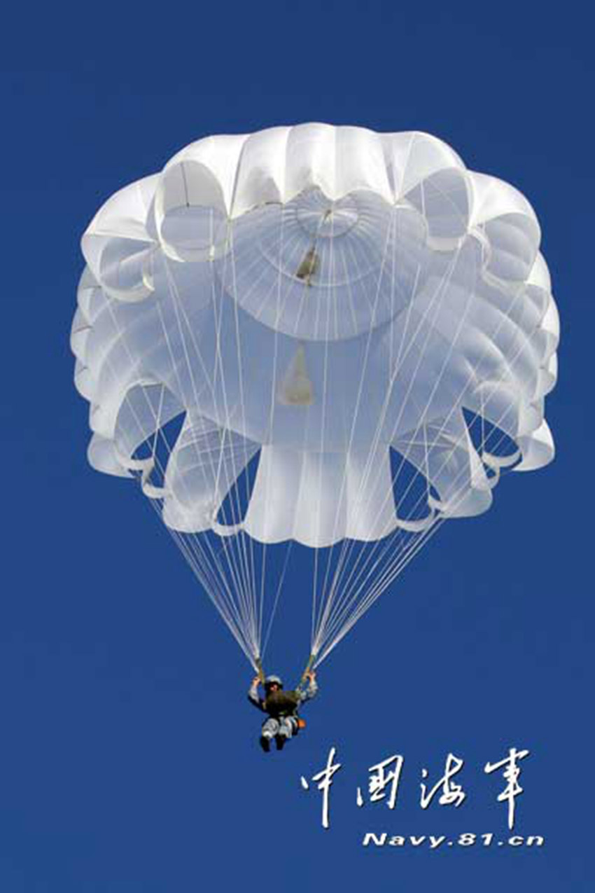 Военнослужащие морской пехоты КНР совершили прыжки с парашютом (4)