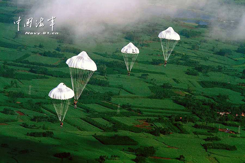 Военнослужащие морской пехоты КНР совершили прыжки с парашютом (2)