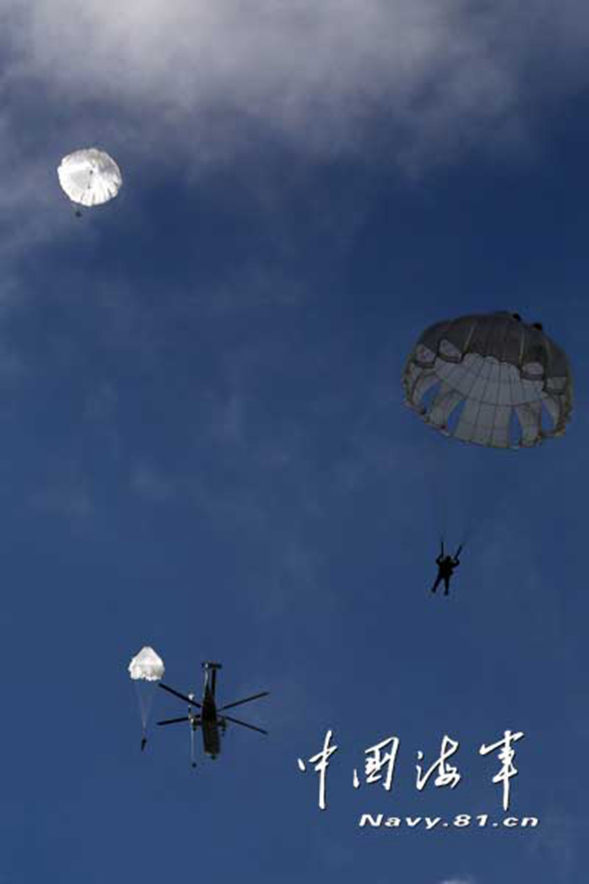 Военнослужащие морской пехоты КНР совершили прыжки с парашютом (6)