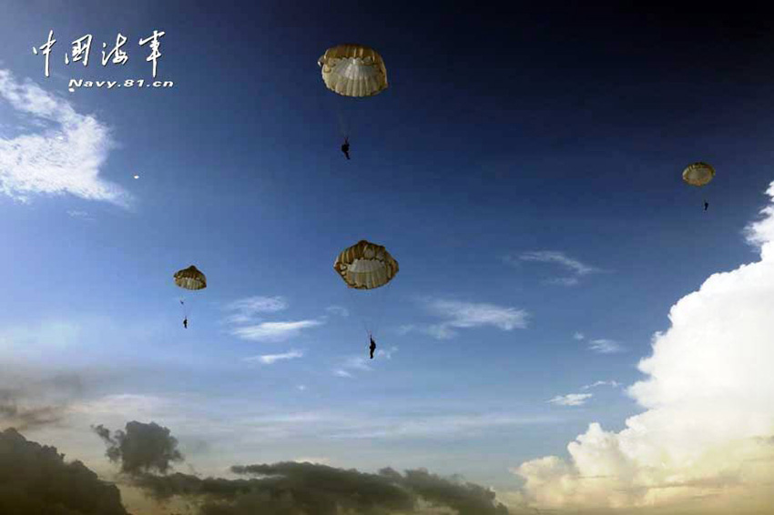 Военнослужащие морской пехоты КНР совершили прыжки с парашютом