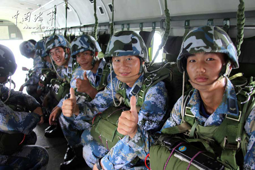 Военнослужащие морской пехоты КНР совершили прыжки с парашютом (9)