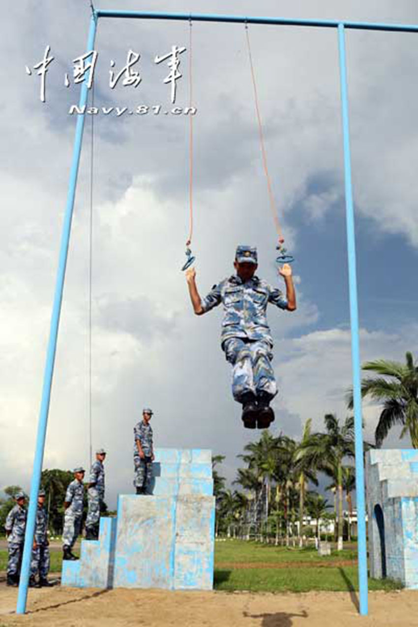 Военнослужащие морской пехоты КНР совершили прыжки с парашютом (10)