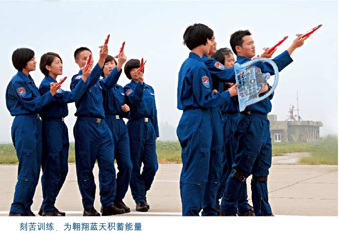 Первая группа женщин-пилотов истребителей ВВС КНР с отличием закончила учебу и получила двойной диплом бакалавра (2)