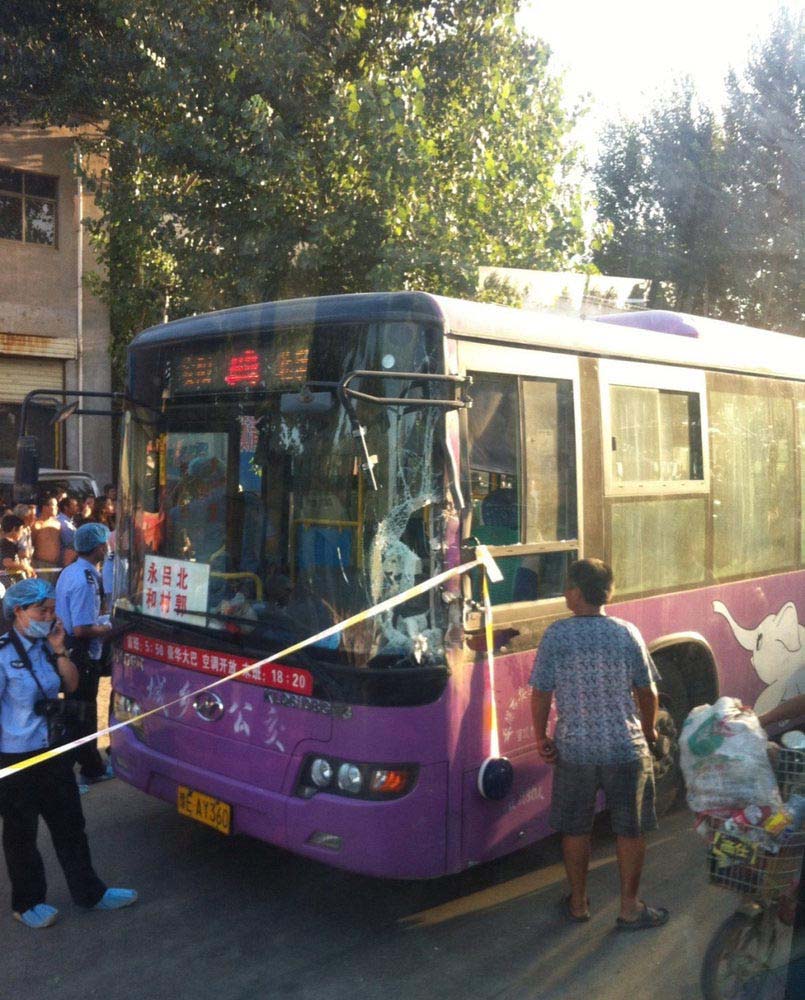 При ограблении автобуса в Аньяне провинции Хэнань 2 человека были убиты, 13 ранены (2)