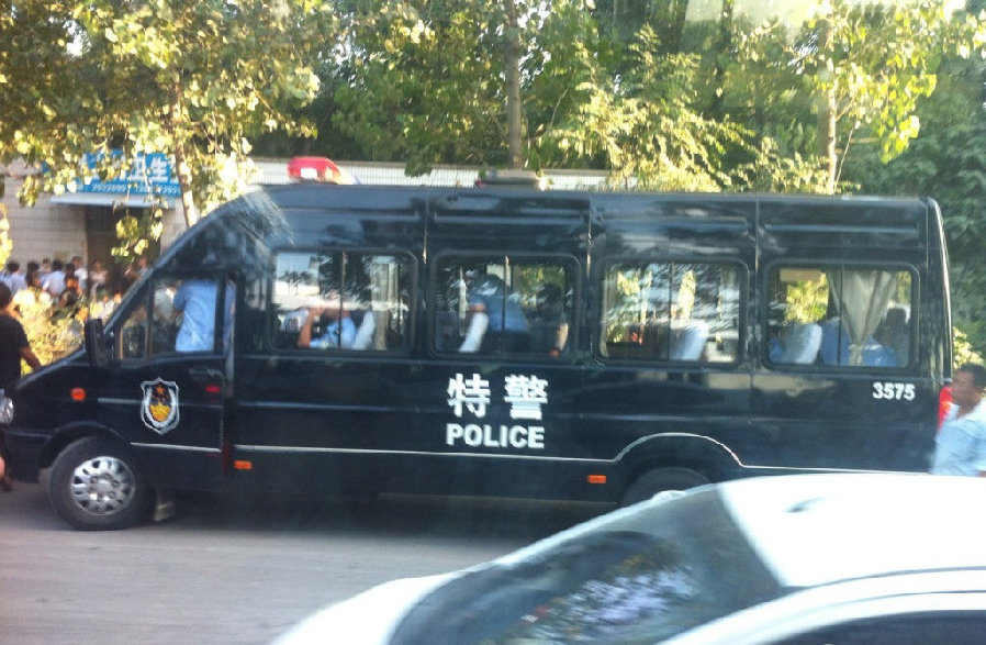 При ограблении автобуса в Аньяне провинции Хэнань 2 человека были убиты, 13 ранены (7)